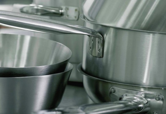How to organise your stainless-steel tableware in your kitchen cupboards?