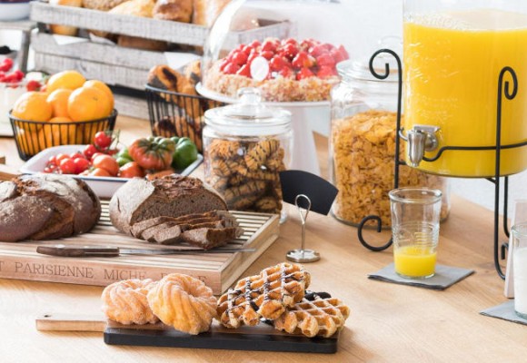 How should a breakfast buffet be presented?