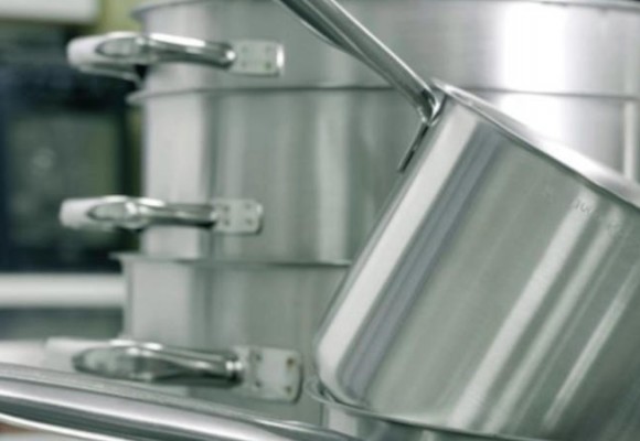 What are the benefits of stainless steel pots ? 